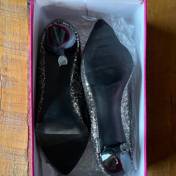Size 9. Sequence heels. - Picture 8 of 9